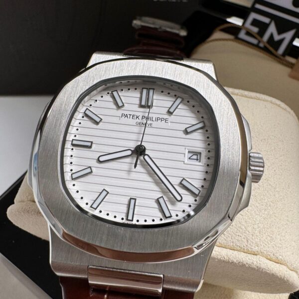 Patek Philippe Nautilus Couro